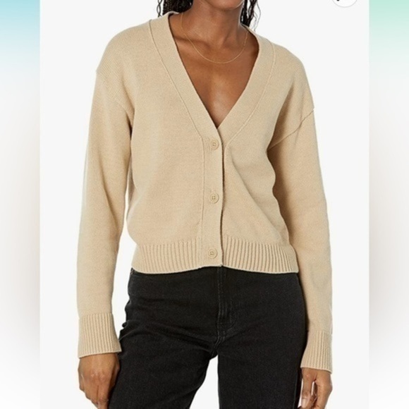 Sweaters - NWT Amazon Essentials Women's Relaxed Fit V-Neck Cropped Cardigan Sz large